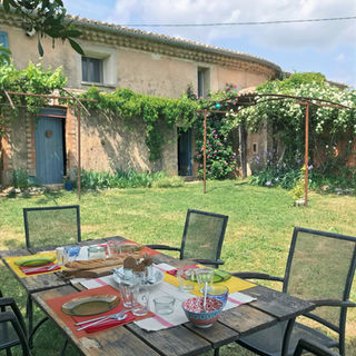 Sélection de produits locaux et faits maison : confitures artisanales, pain frais, jus de raisin bio 