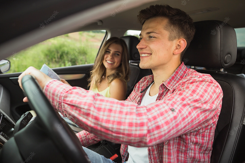 mulher-feliz-olhando-homem-dirigindo-carro_23-2147874674.webp