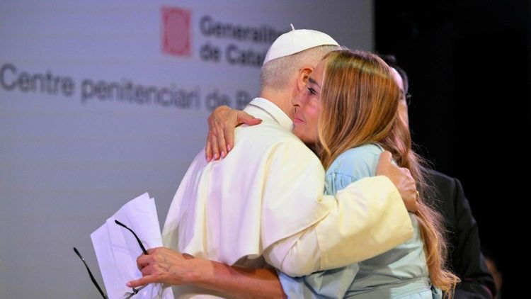 Papa saúda detenta durante o encontro . Foto: @Vatican Media
