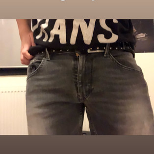 Packing with Mister Limpy M, front view in regular jeans