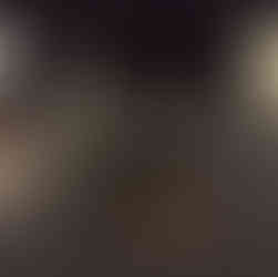 Packen met Mister Limpy XS, vooraanzicht, zittend met benen gespreid in gewone jeans