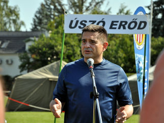 Balaton-átúszás keretében ÚSZÓ ERŐD