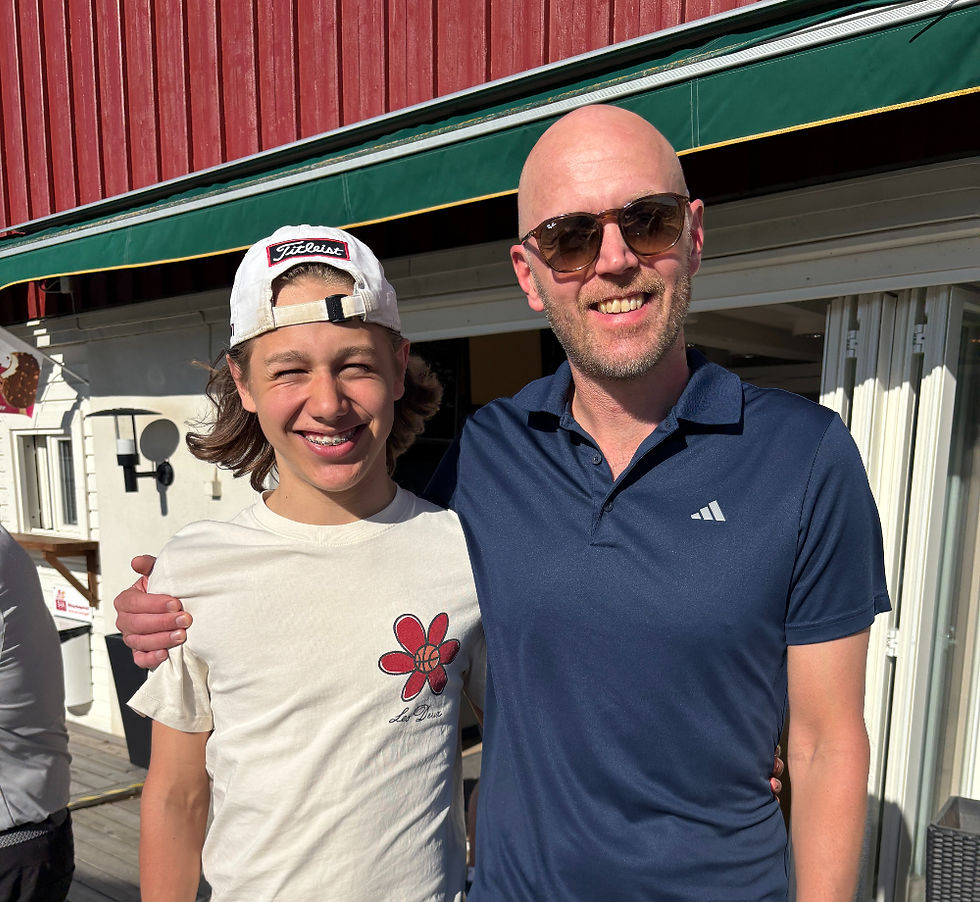 2 golfspelare som tar emot pris