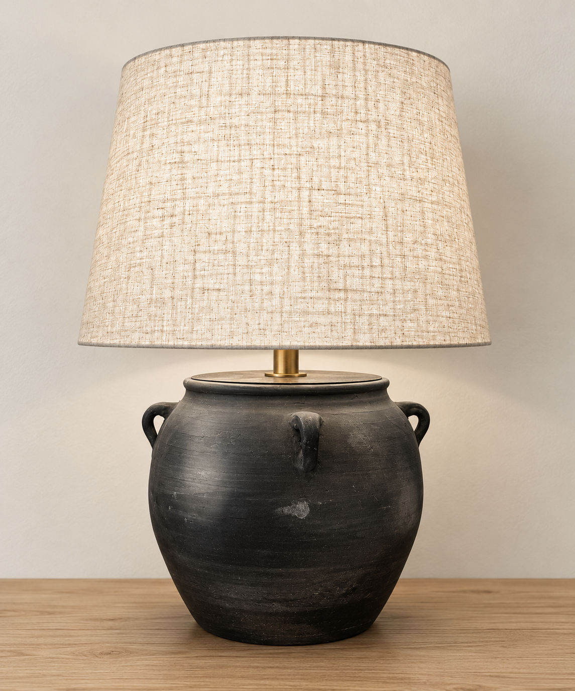 Leo vintage potted lamp with a dark ceramic base.