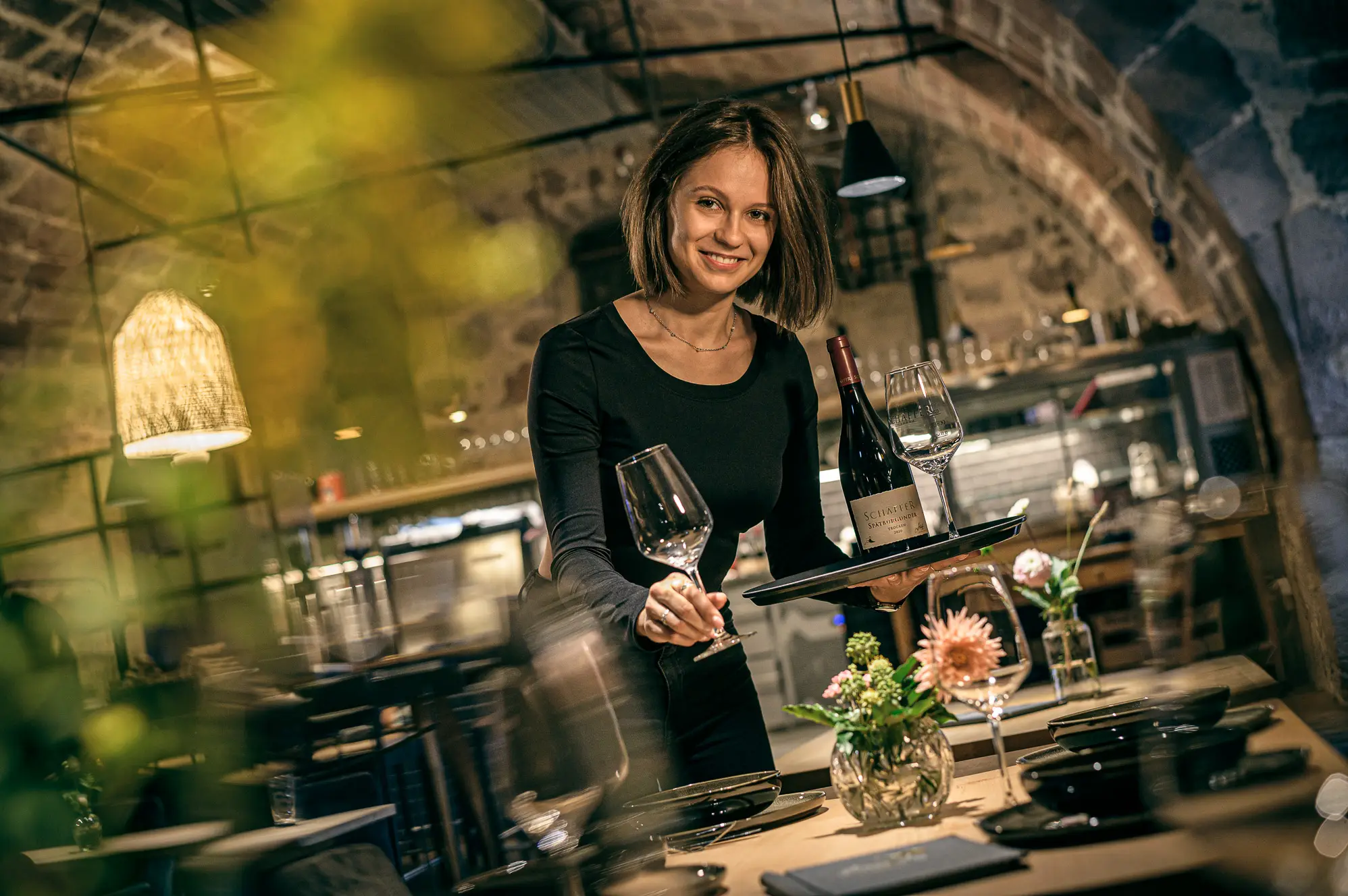 Service_Team_Bistro_und_Events_Suessholz_im_Weingut_Schaeffer_in_der_Pfalz.webp