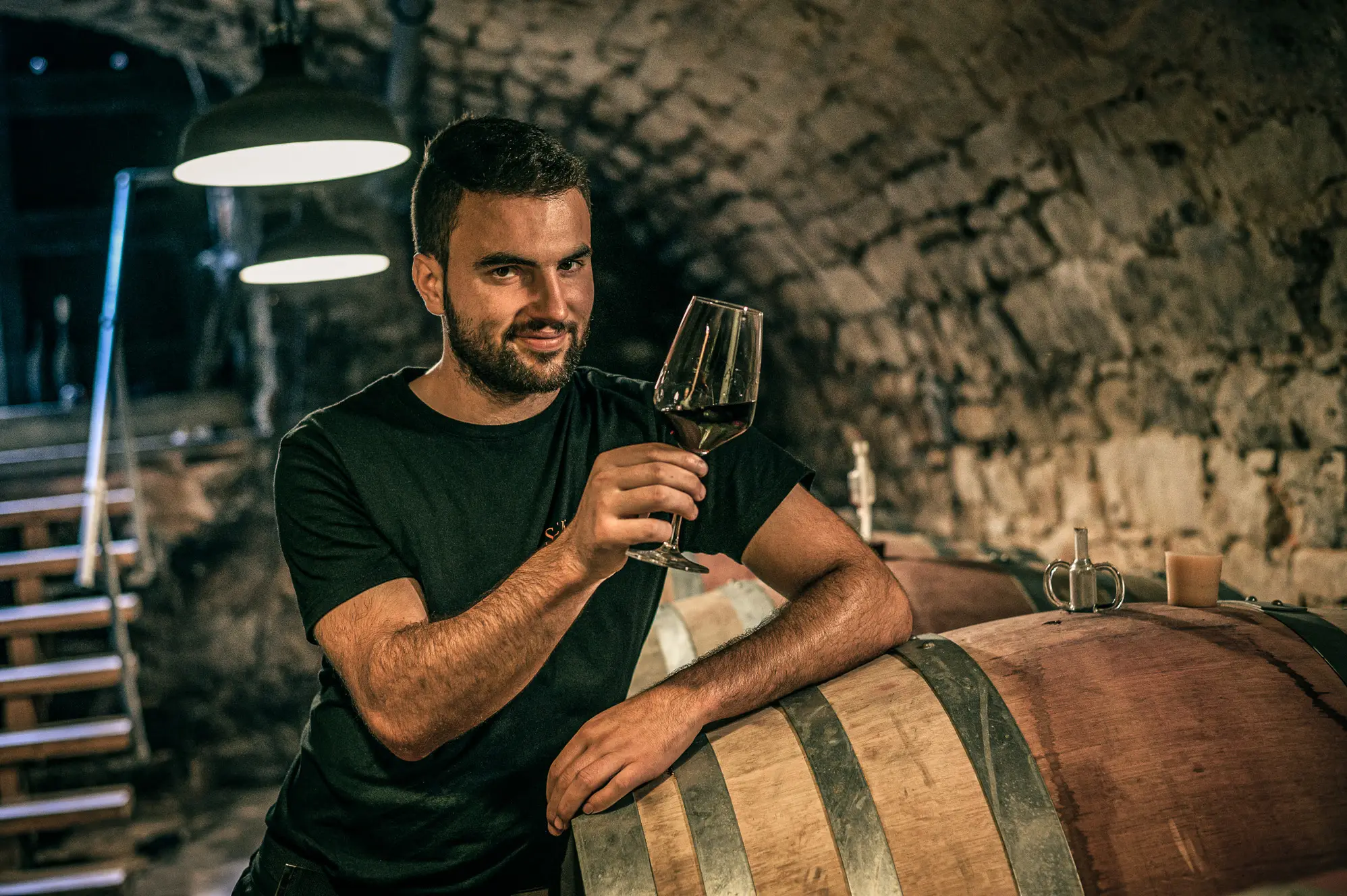 Johannes der Jungwinzer und Insta Influencer im Barriquekeller bei der Weinprobe