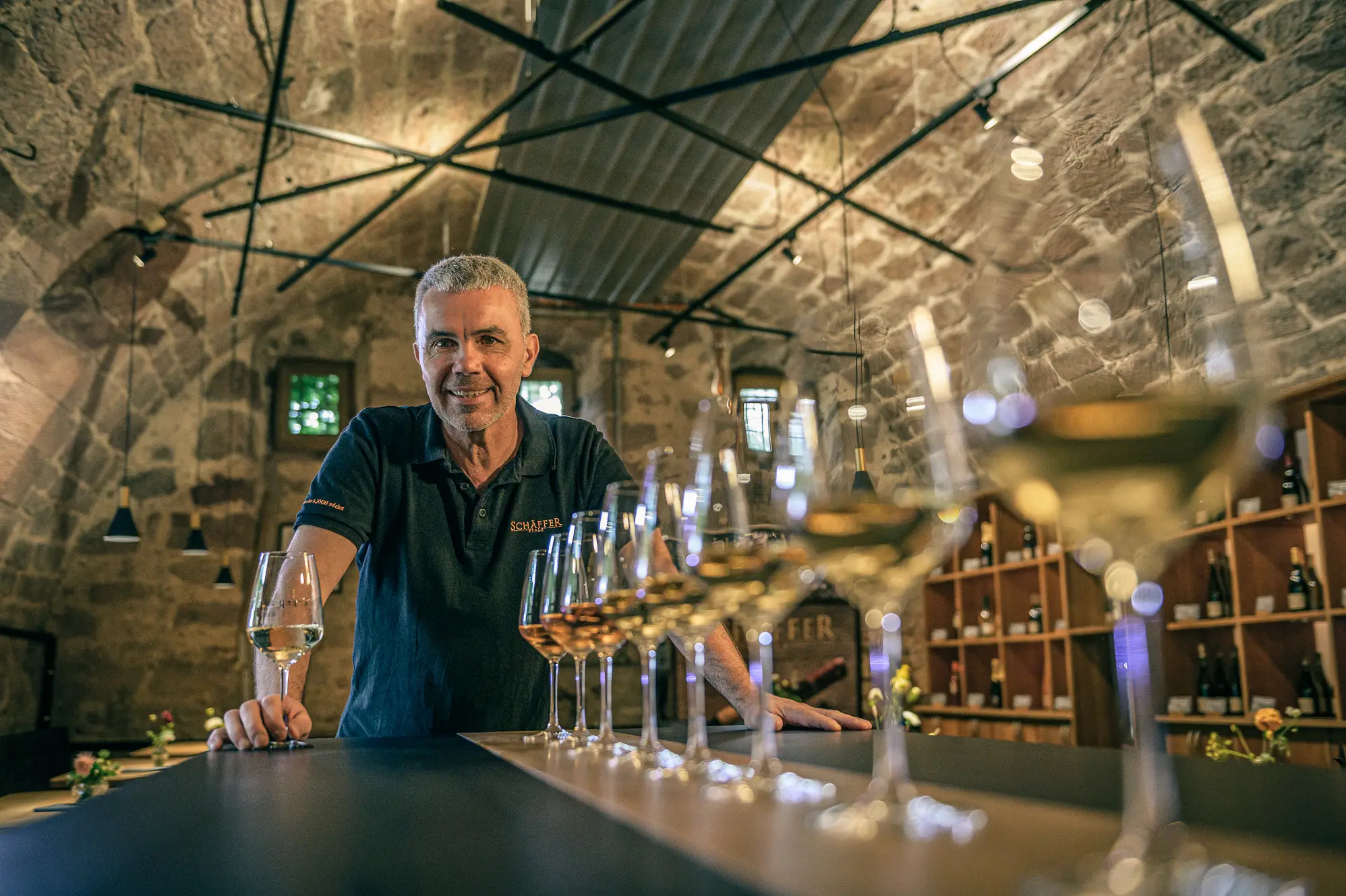 Andreas_Schaeffer_Winzer_des_AJOOH_Event_Manager_in_der_Vinothek_des_Weinguts_Schaeffer.we