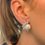 Miniatura: Arete media flor perla plateado