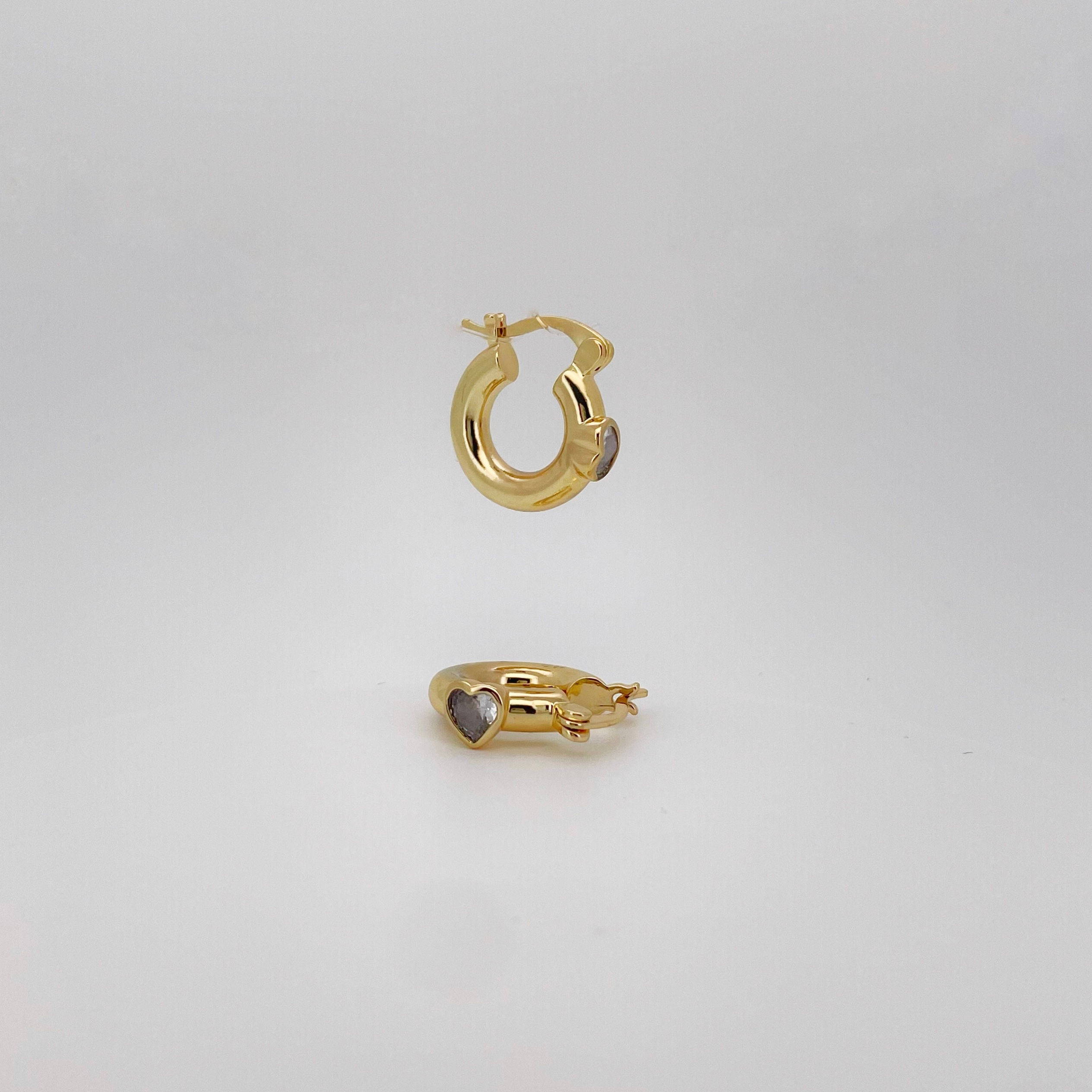 Arracada dorada con corazón circonia 