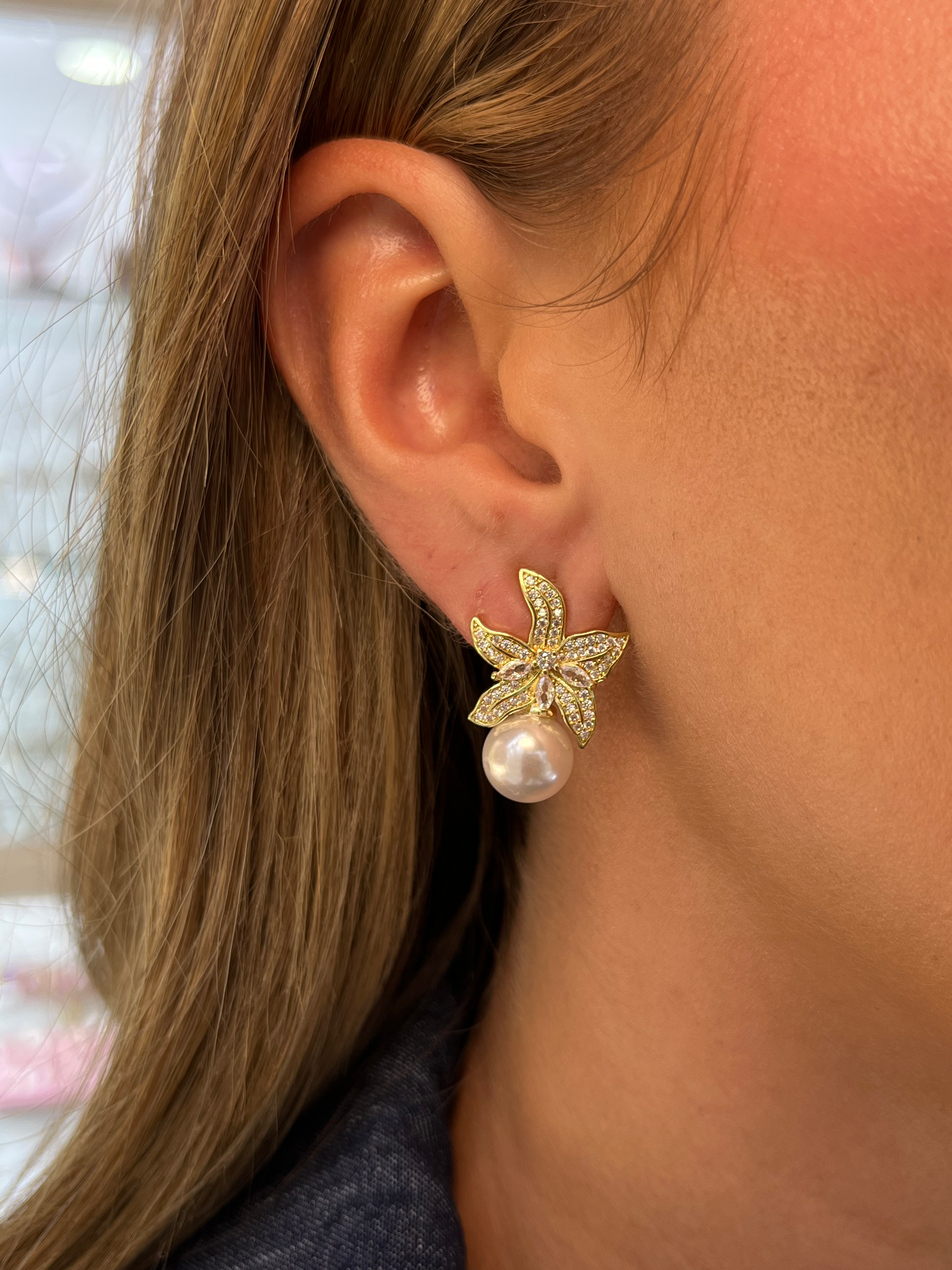 Arete flor perla dorado