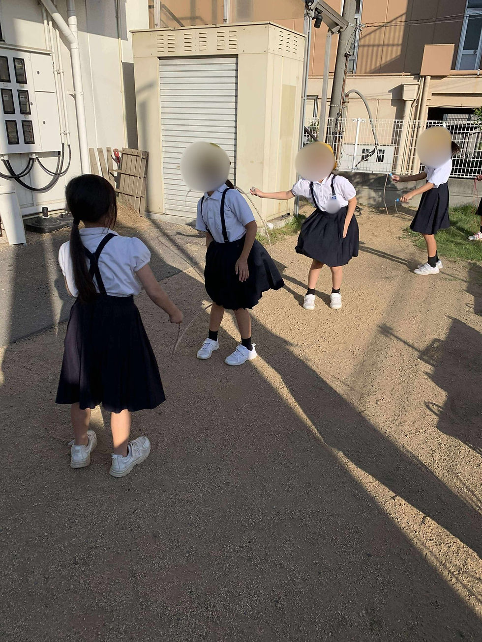 ネクストベーシック・アカデミー小学部の学童クラブで、子どもたちが秋の心地よい気候の中で外遊びを楽しむ様子。三木町・高松市・さぬき市の児童が笑顔で走り回り、放課後の時間を満喫している姿。