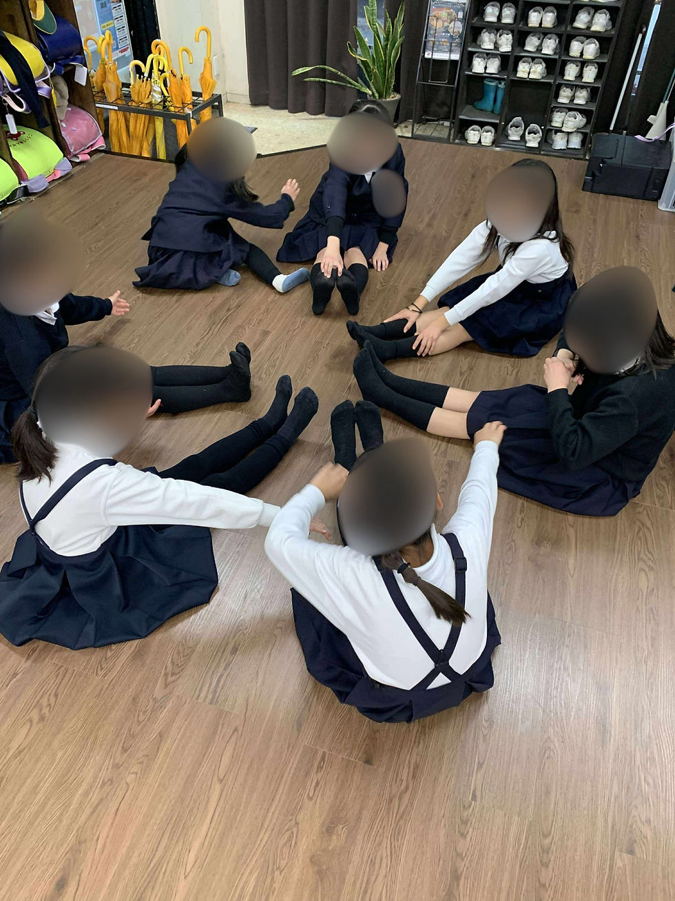 ネクストベーシック・アカデミーの学童クラブで、子どもたちが協力し合いながら創造的な活動に取り組んでいる様子。三木町・高松市・さぬき市の放課後児童クラブで、チームワークと発想力が育まれている場面。