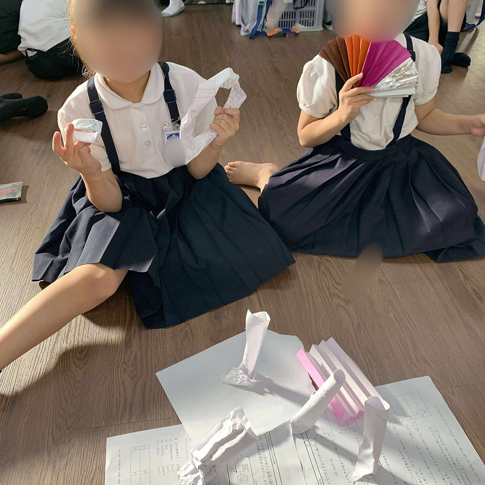 ネクストベーシック・アカデミー小学部の学童クラブで、子どもたちが自分たちで輪投げを作り、楽しそうに遊んでいる様子。三木町・高松市・さぬき市の児童が工作を通じて発想力を伸ばし、先生たちも一緒に挑戦している姿。