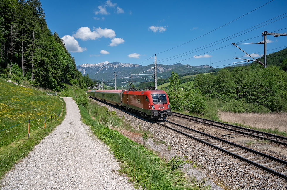 Der ÖBB Ferienexpress nach Bischofshoffen bestand am 23. Mai aus vier Personenwagen darunter auch einem Sitzwagen im Nightjet Desgin.
