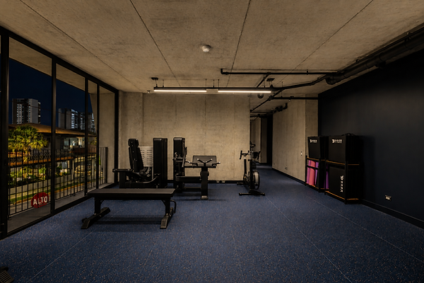 Iluminación del gimnasio de Babylon Apart-Hotel diseñada para el confort y bienestar de los usuarios