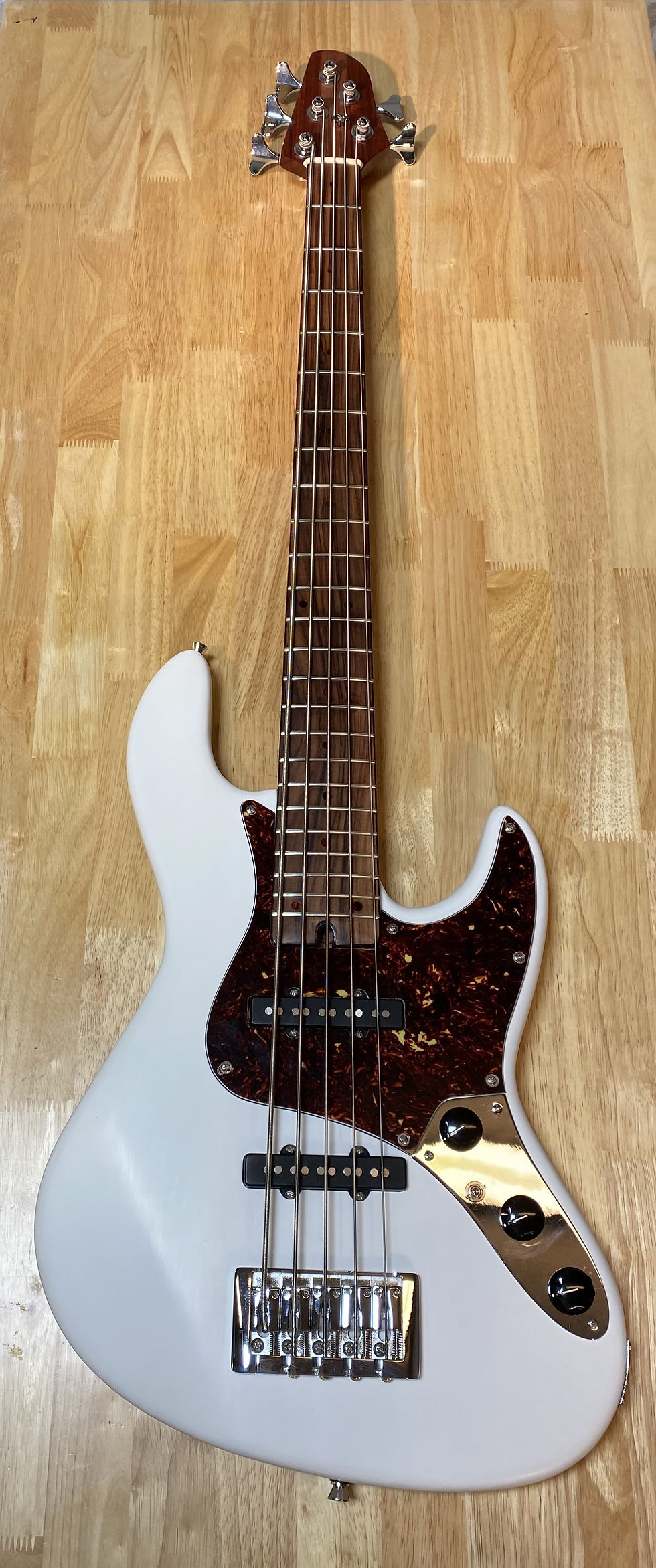 Jazz Bass V, Satin White