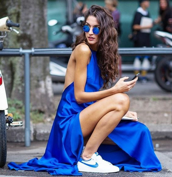 Totalmente combinados con ese vestido de tonalidad intensa. | 17 Chicas que te inspirarán a llevar tus vestidos con tenis