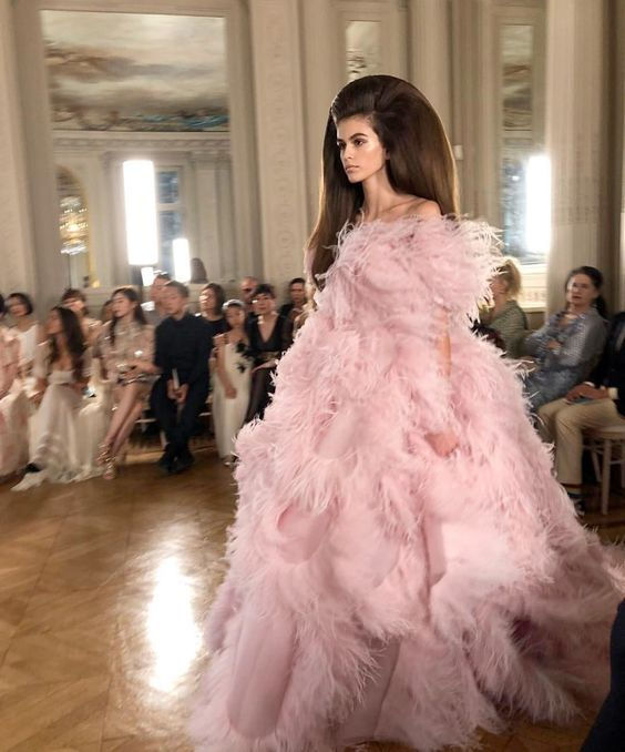 inspiración, bodas, verano 2018-2019, vestido plumas rosas. Valentino, pink dress.