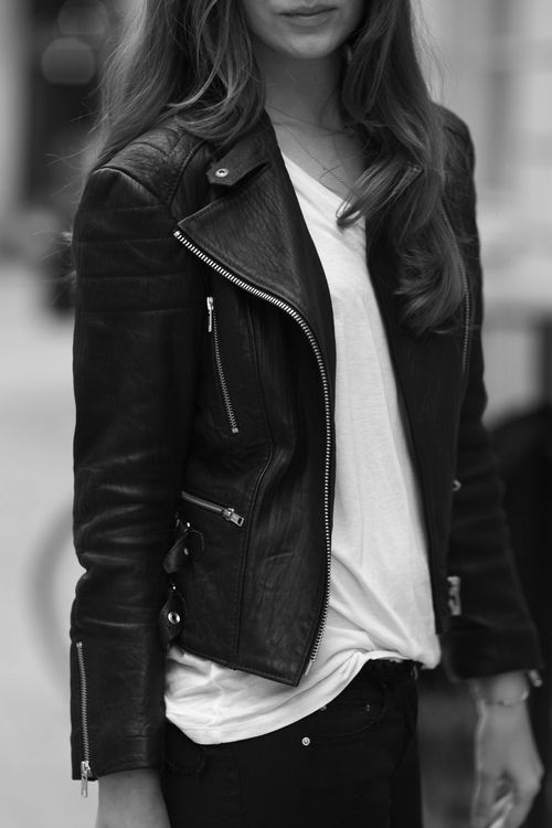 The black leather jacket o la chaqueta de cuero negra es una de esas prendas imprescindibles que toda mujer debiera tener en su closet. Las razones son muchas, pero por mencionar algu...: