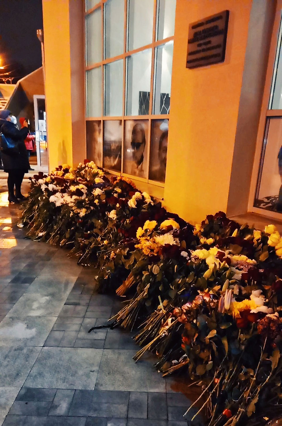 Цветы у здания театра