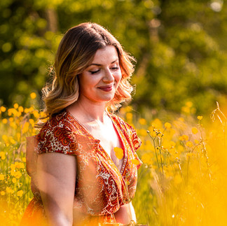 Portrait d'une femme dans les fleurs en été