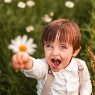 Petite photo d'un enfant dans un champ de fleur