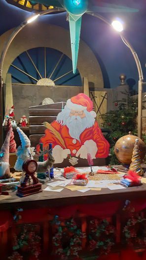 Sagoma di Babbo Natale impegnato a rispondere alla tante letterine