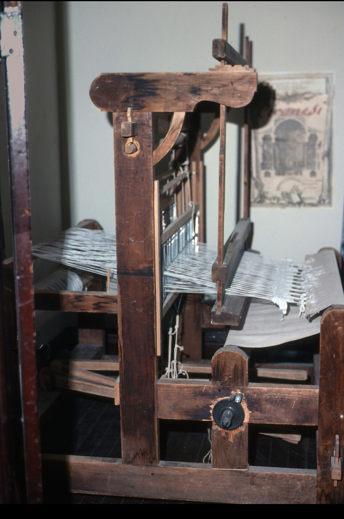 A1 1976,12 Floor Loom warped.jpg