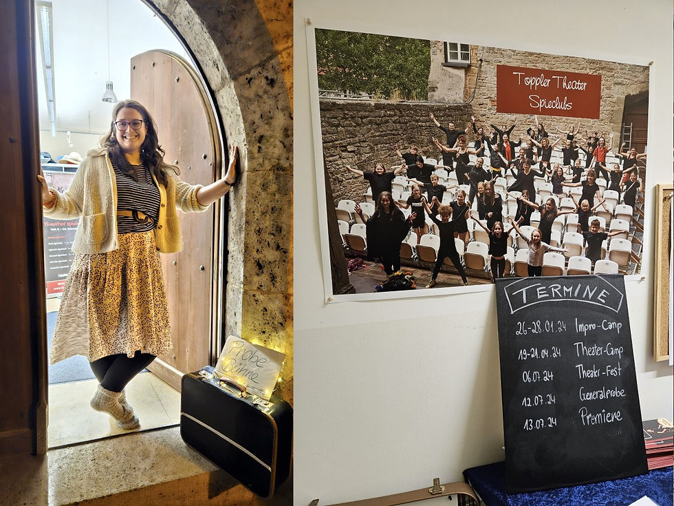 Eine Frau steht in einem Türdurchgang, davor eine Wand mit einem Theater Plakat und Terminen