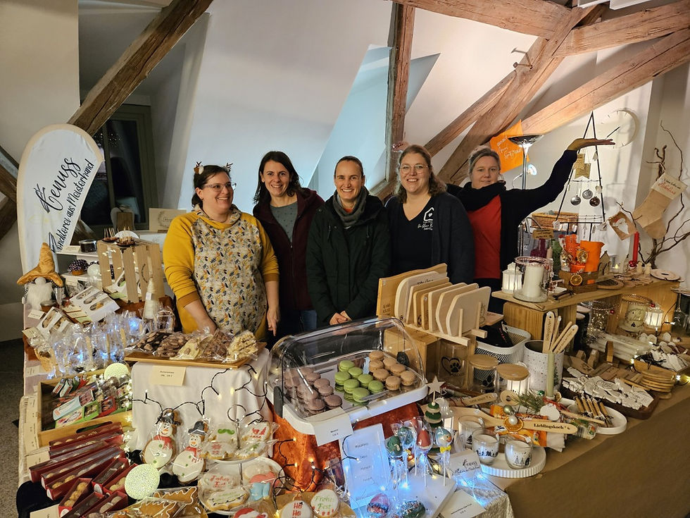 Eine Gruppe von Frauen hinter einer Ausstellungsfläche von Direktvermarktern