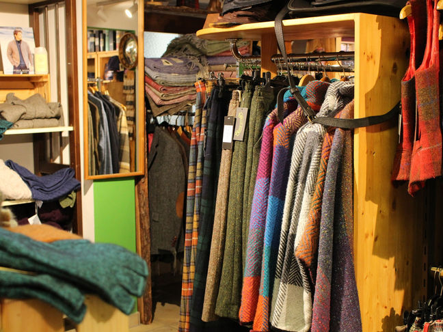 Kleidung auf einem Kleiderständer in einem Ladem