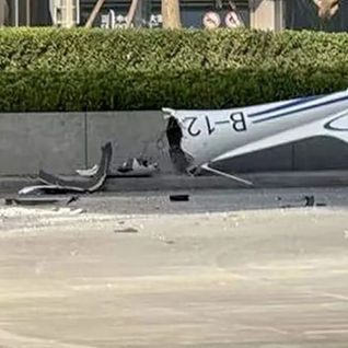 ¡Increíble! Avioneta se estrella contra el edificio más alto de China