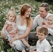 Glad familie der har sparet penge