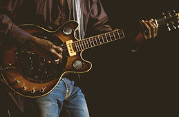 Tocando una guitarra eléctrica
