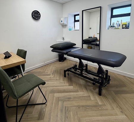 sports-injury-clinic-cheltenham-assessment-room.heic