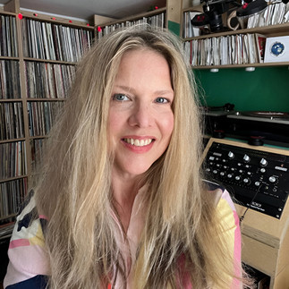 Colleen 'Cosmo' Murphy broadcast the 218th episode of Balearic Breakfast on her Mixcloud on April 8th 2025.