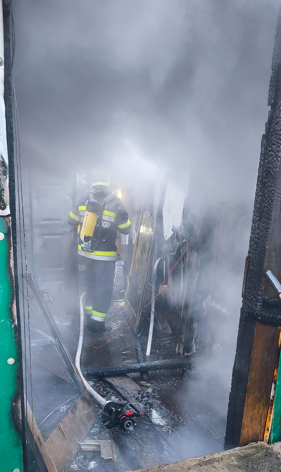 Brand in Trautmannsdorf mit Atemschutz