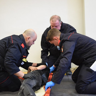 Teilnehmer der Sanitätsleistungsprüfung Bad Radkersburg bei der Versorgung eines verletzten Patienten