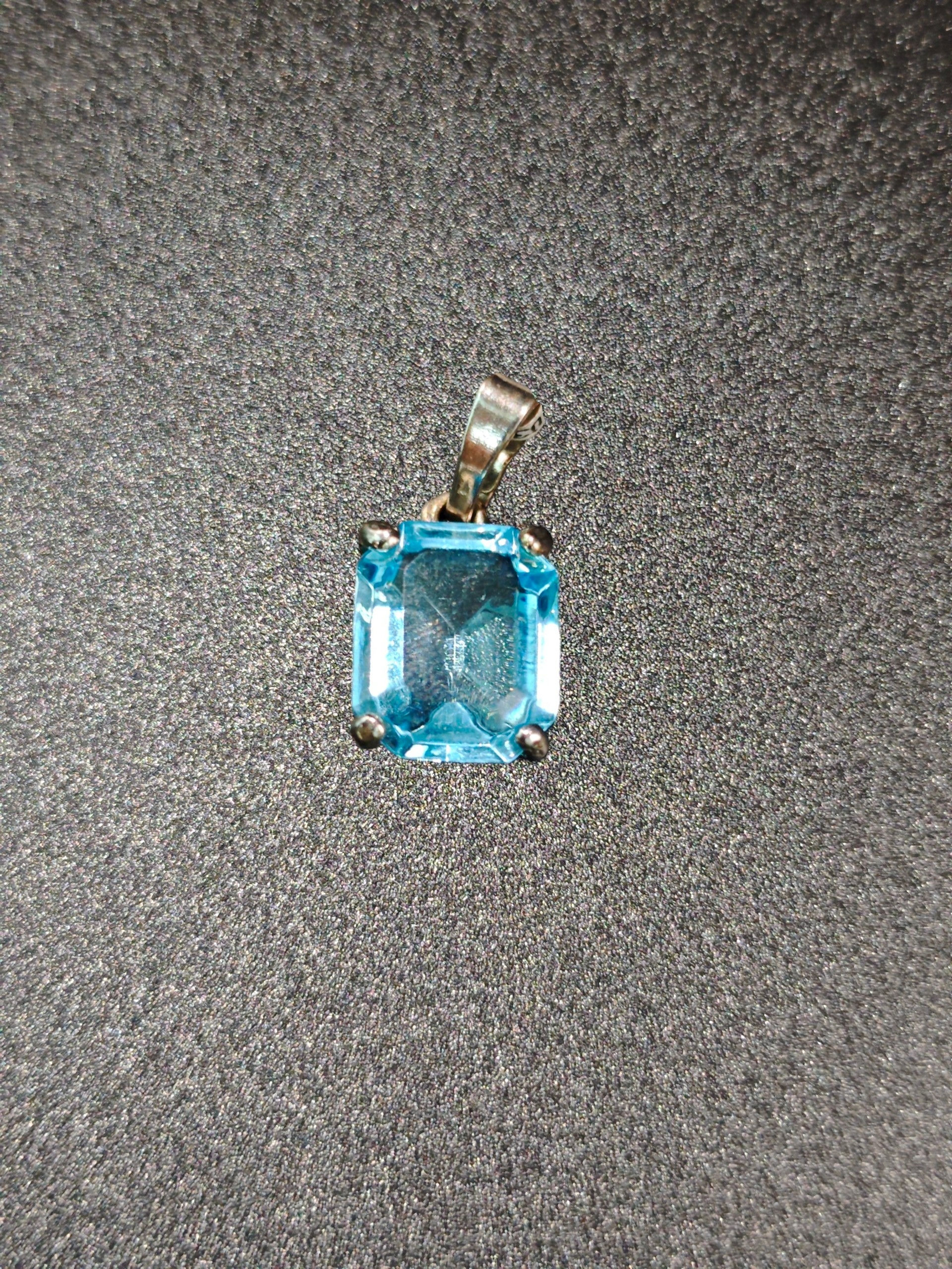 DIJE CON PIEDRA TOPACIO AZUL CUADRADA