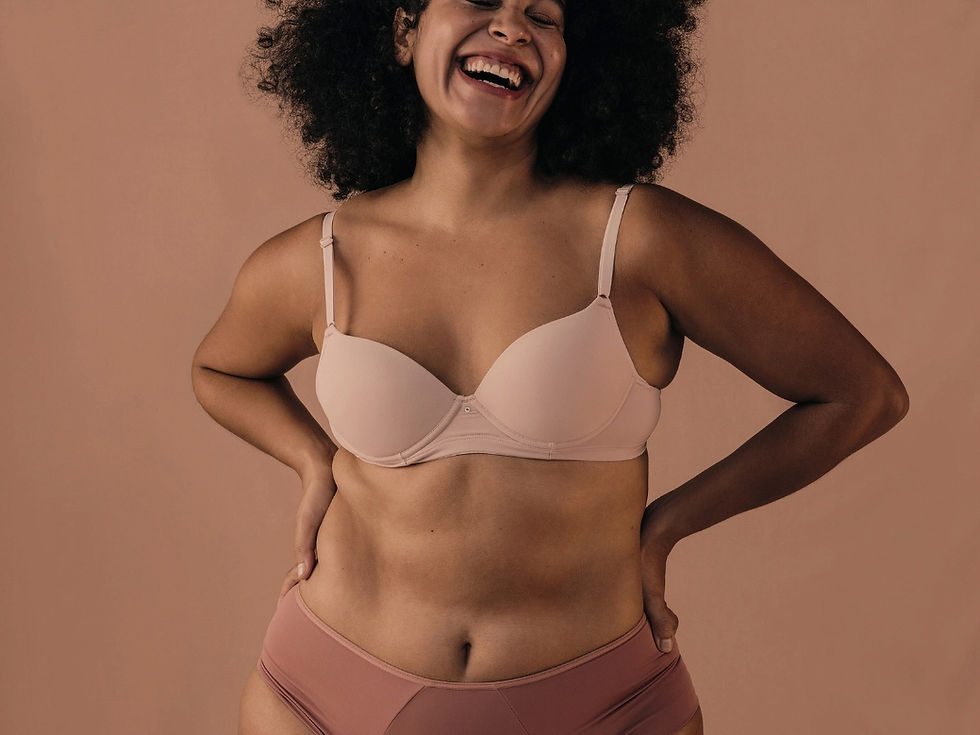 femme heureuse en sous-vetements