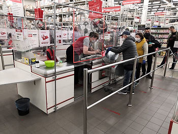 На кассе в магазинах "Максидома" покупатели чаще всего стоят семьями.