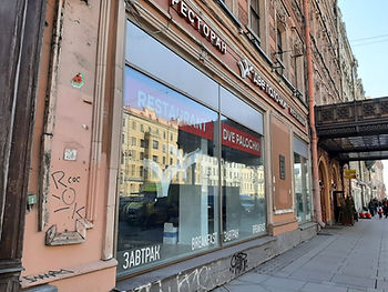 На Невском проспекте и других центральных улицах Петербурга в марте-апреле освободилось немало помещений