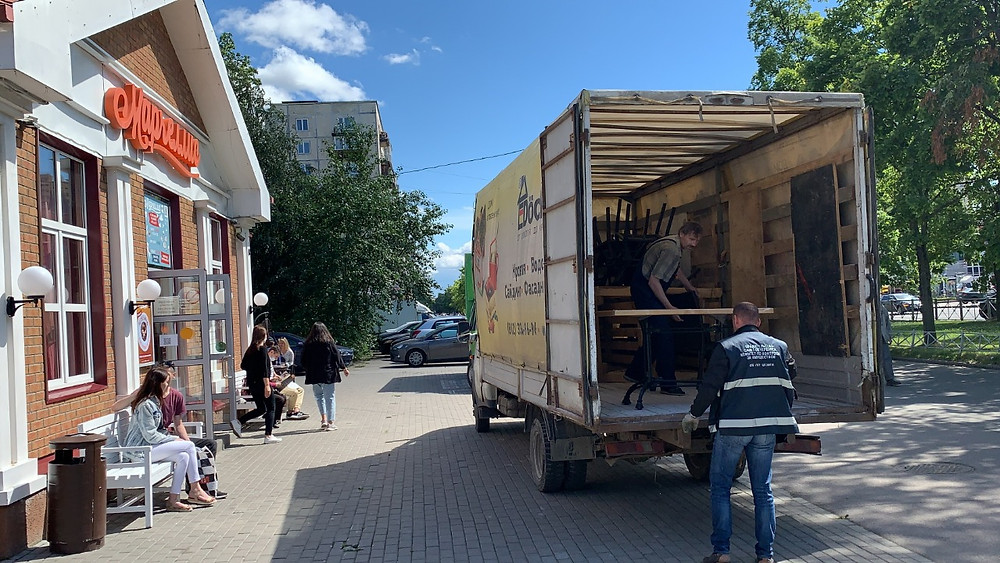 Работники ККИ увозят уличную мебель, изъятую у нарушителей накануне отставки их руководителя