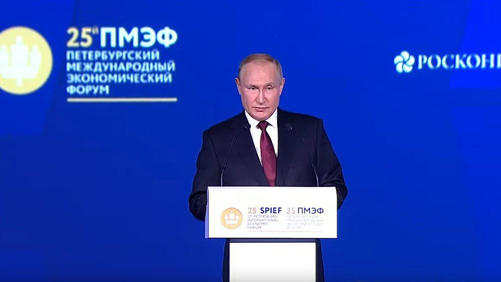 Владимир Путин на пленарном заседании ПМЭФ-2022