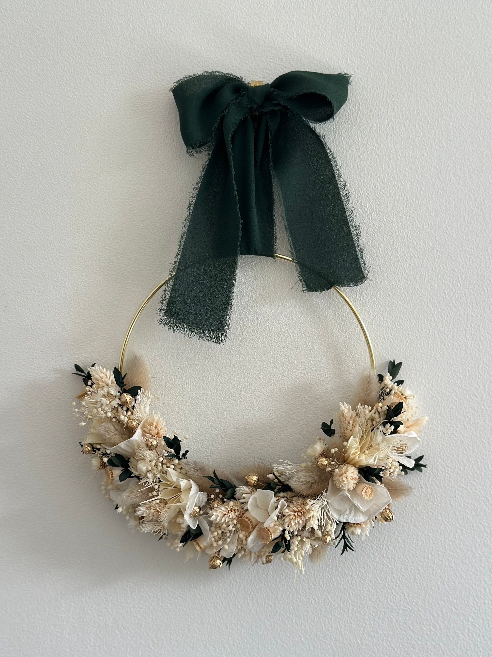 Couronne murale fleurs séchées blanc et vert – création artisanale naturelle