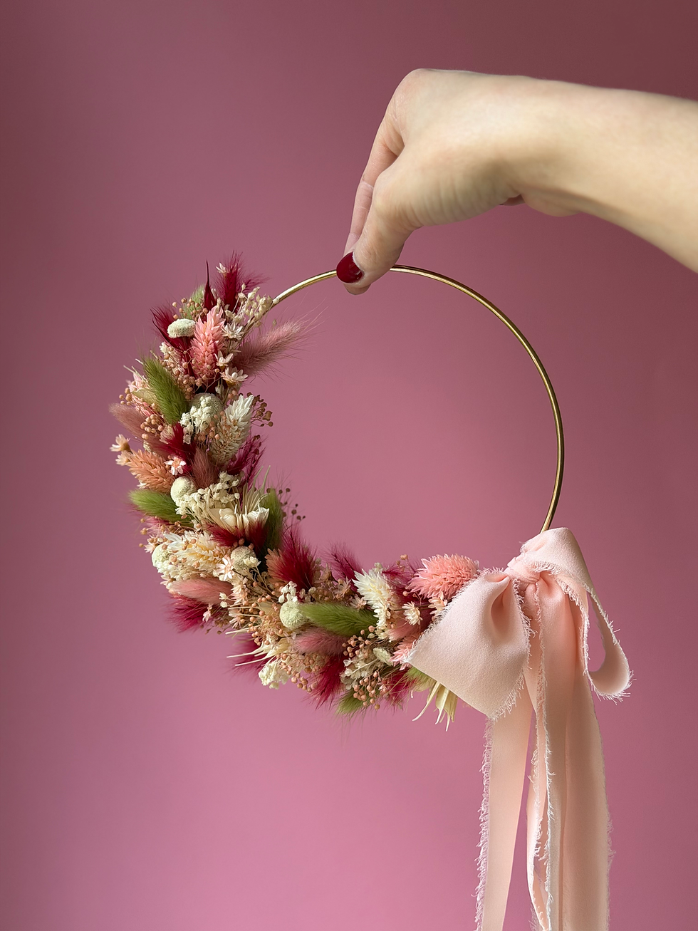 couronne murale de fleurs séchées vieux rose, blanc et vert