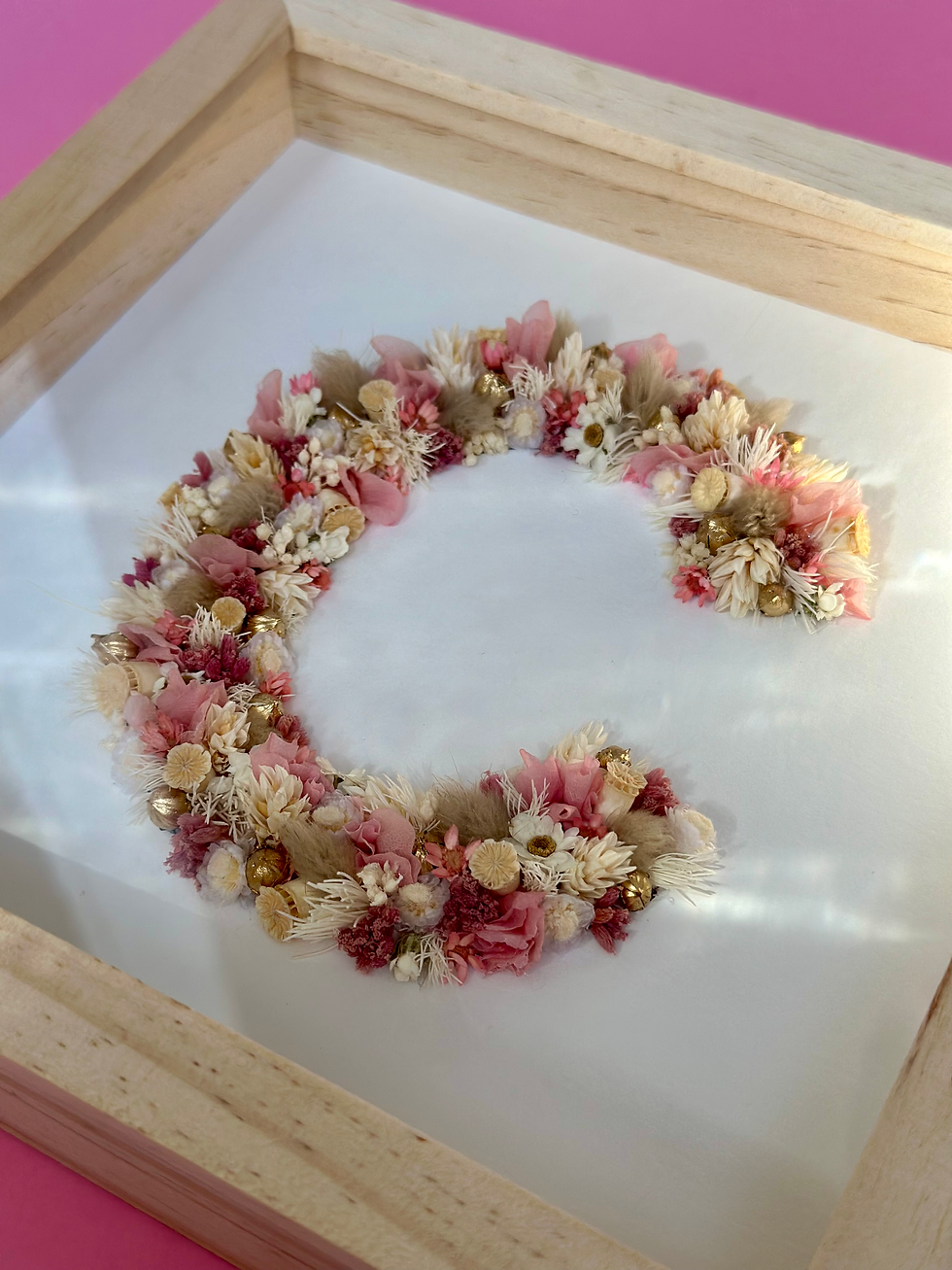 Miniature : initiale décorative fleurs séchées artisanale