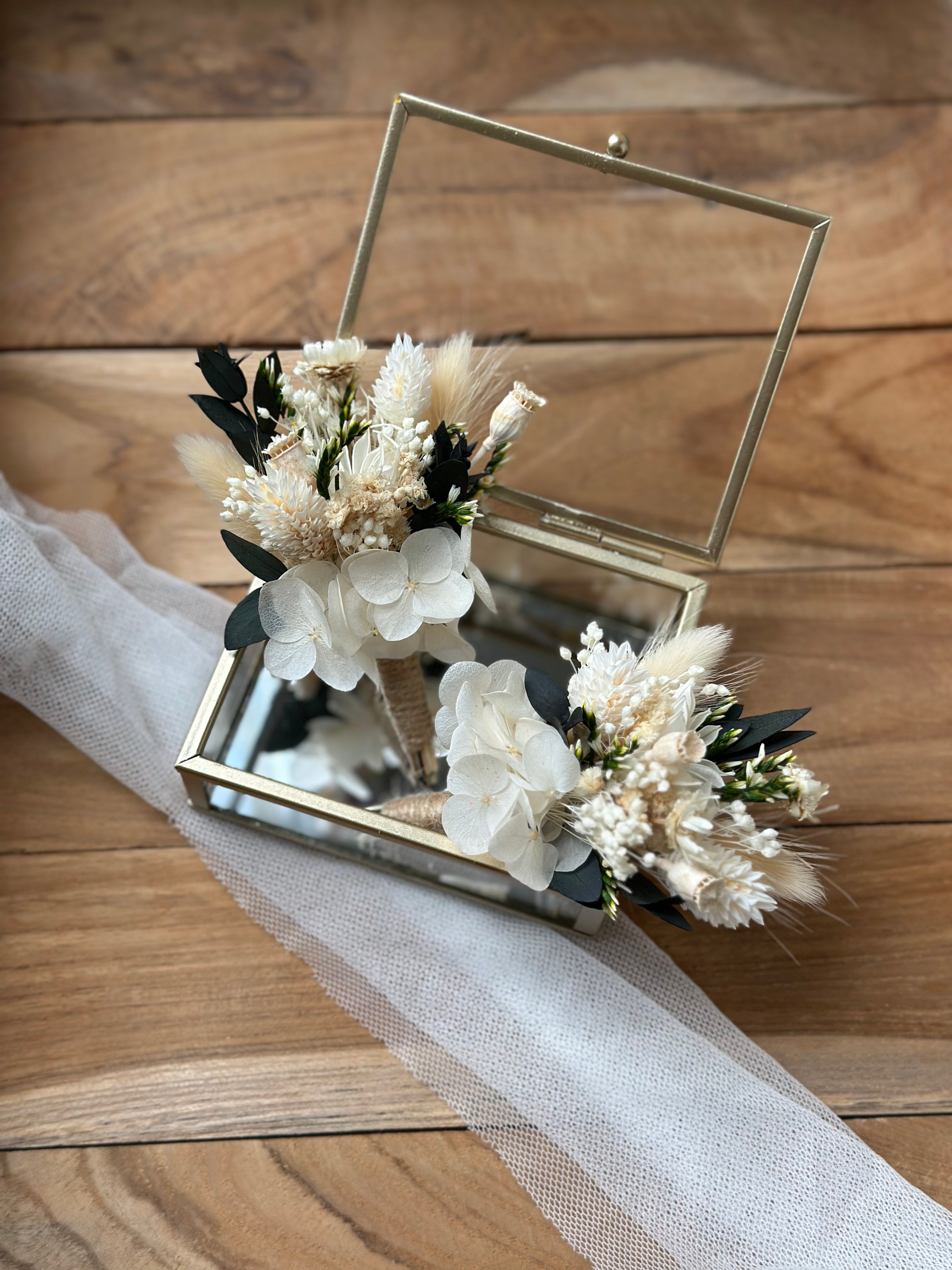 boutonnière fleurs séchées blanc et vert mariage