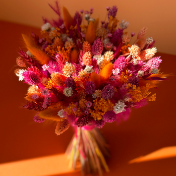 Bouquet de mariée en fleurs séchées rose fuchsia, orange et pêche