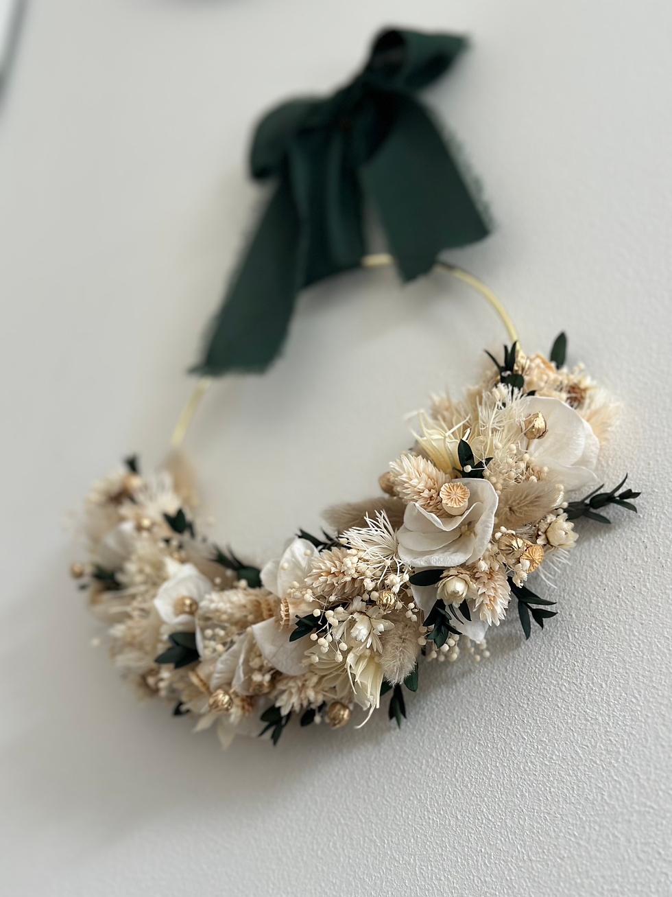 Miniature : Couronne murale mariage fleurs séchées blanc et vert – pièce unique